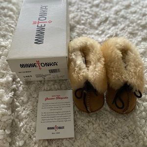 Minnetonka sheepskin tan bootie